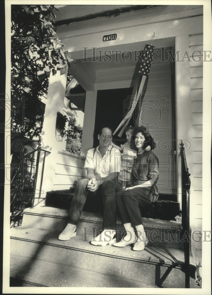 1991 Press Photo Dave &amp; Suzanne Poteet with daughter in Beloit, Wisconsin - Historic Images