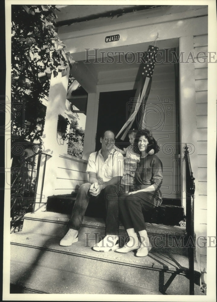 1991 Press Photo Dave & Suzanne Poteet with daughter in Beloit, Wisconsin - Historic Images