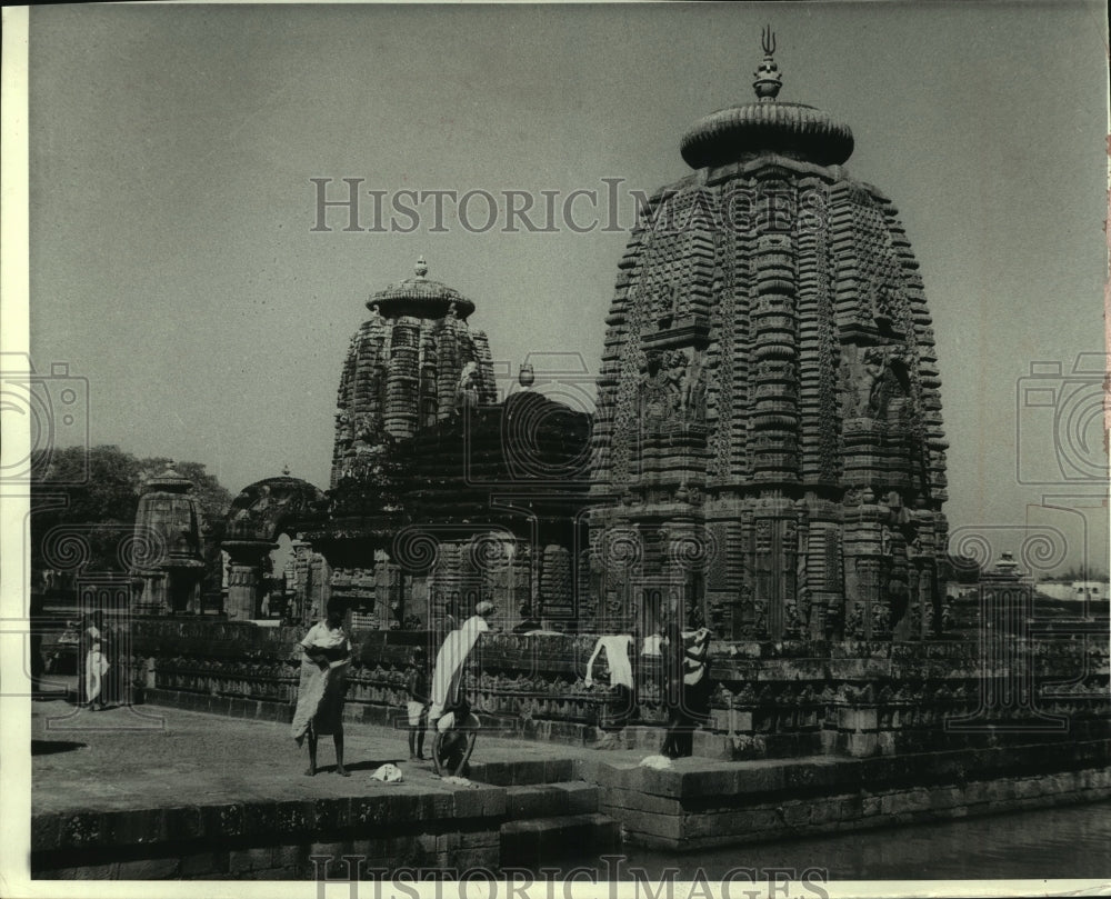 1969 Press Photo Visitors and locals look out to Rajbari Temple at Bhubaneswar - Historic Images