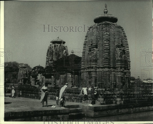 1969 Press Photo Visitors and locals look out to Rajbari Temple at Bhubaneswar - Historic Images