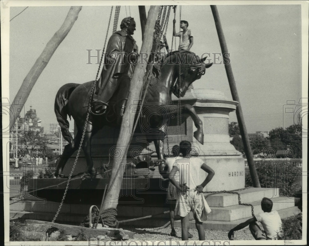 1971 Press Photo A statue of Lord Hardinge is removed from Calcutta. - mjb83534 - Historic Images