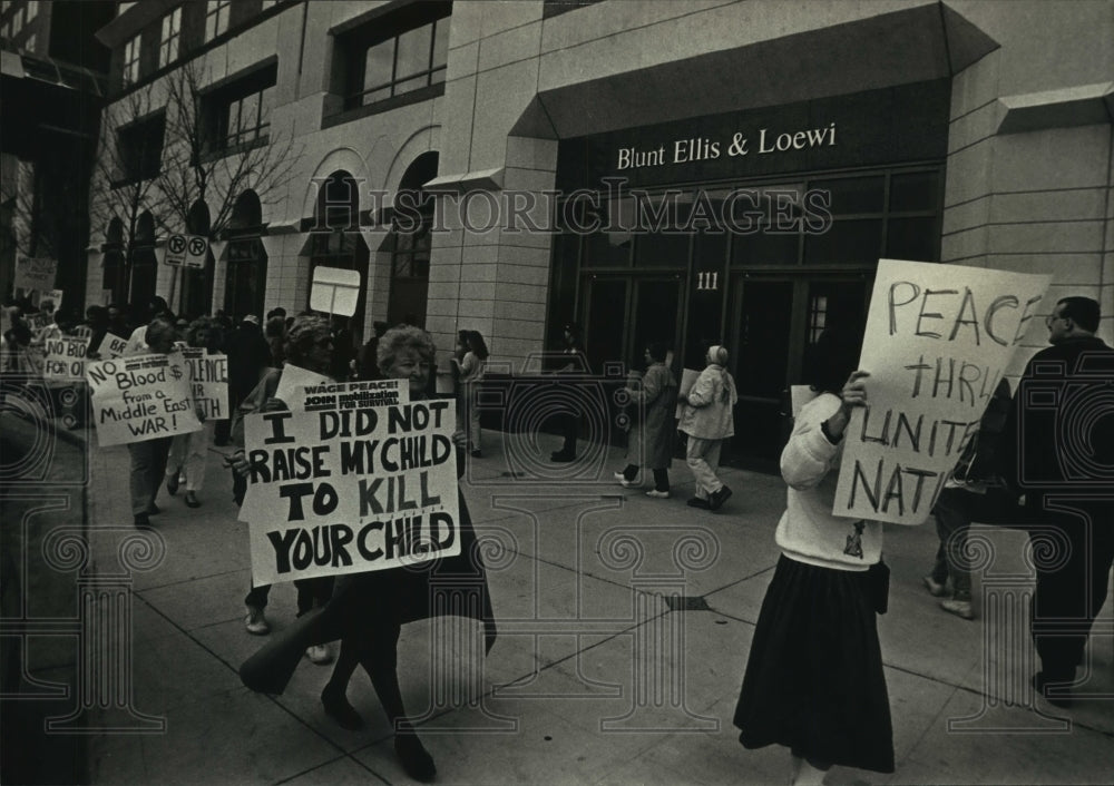 1990 Milwaukee Peace Protesters Outside Blunt Ellis and Loewi-Historic Images