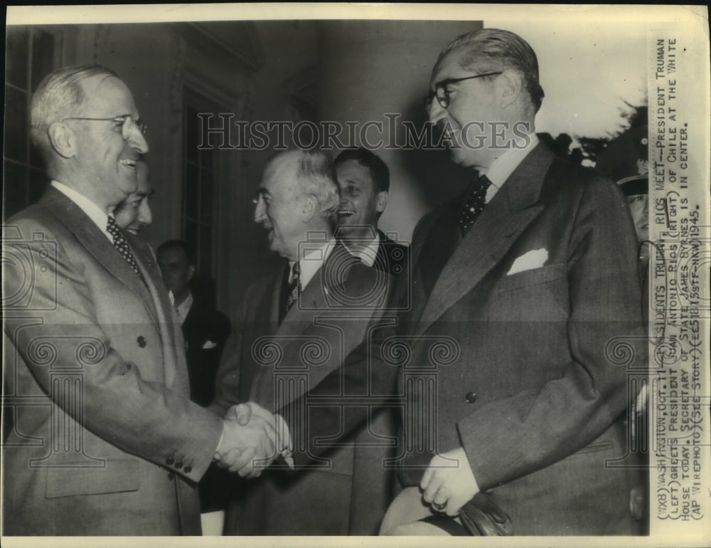 1945 Press Photo President Truman shaking hands with President Juan Antonio Rics - Historic Images