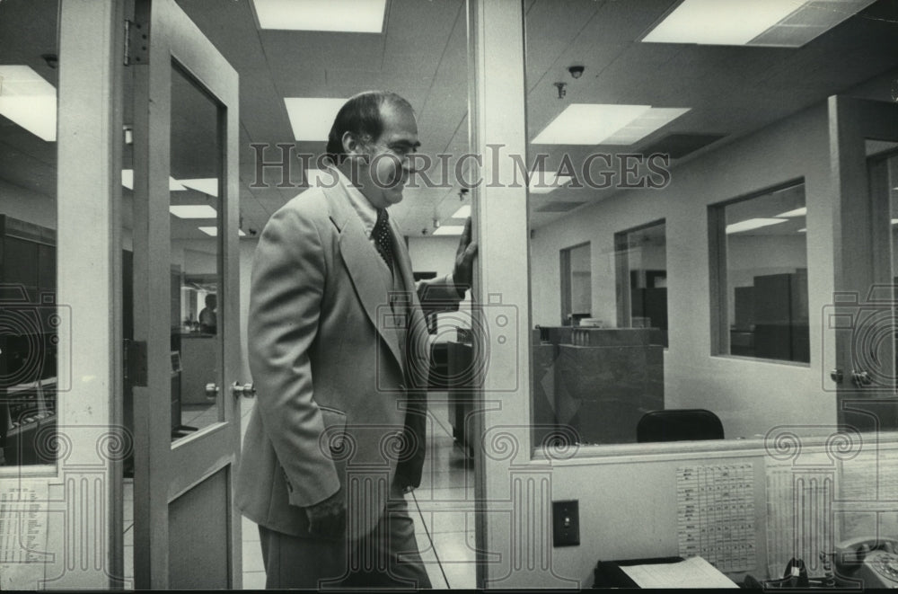 1979 Press Photo Bob Kohlor, in offices of Journal - mjb83586 - Historic Images