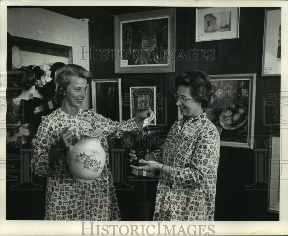 1983 Junior League of MIlwaukee members work Penny Wise Shop - Historic Images