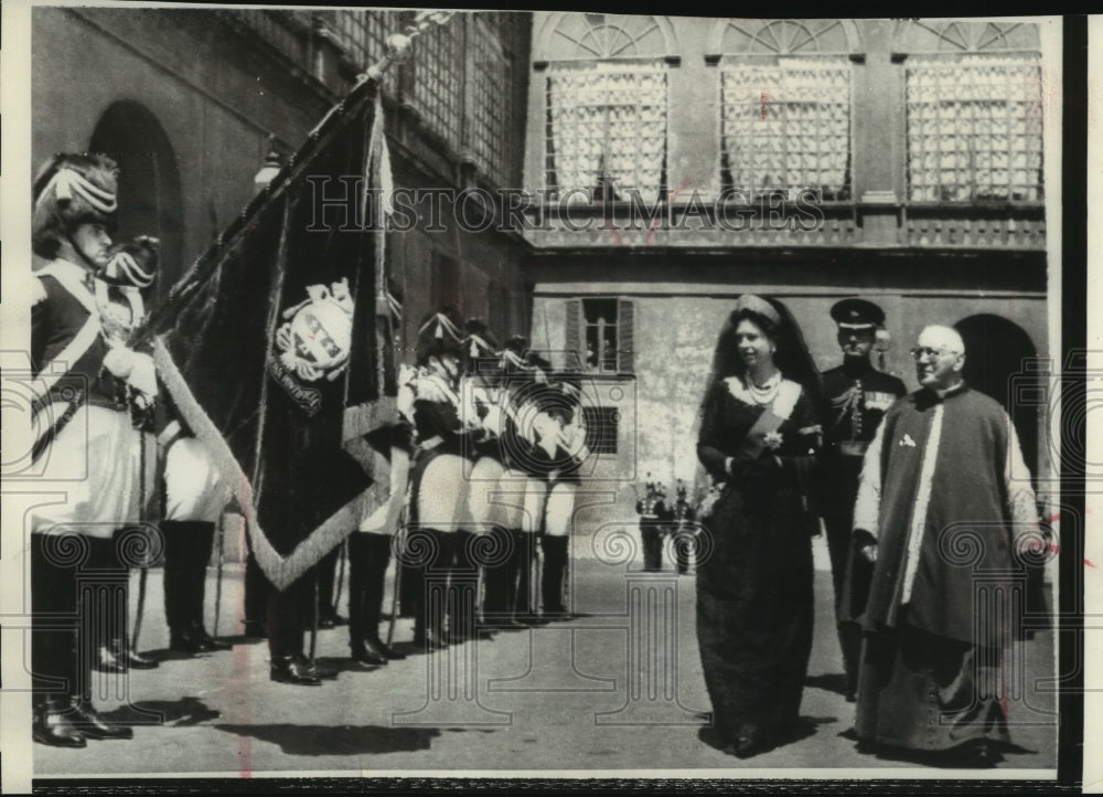 1961 Press Photo Queen Elizabeth II Inspects Guards in St. Damascus Courtyard - Historic Images