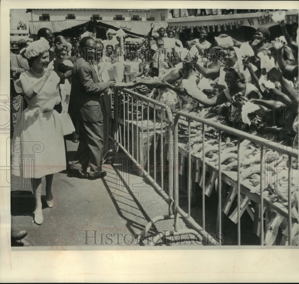 1981 Press Photo Queen Elizabeth at Makola market in Accra, Ghana - mjb83665 - Historic Images