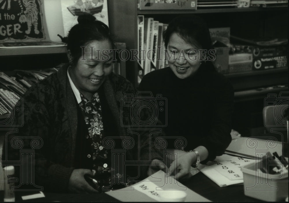 1994 Press Photo Parent coordinator Cheu K Xiong and Doua X Her, Kagel School - Historic Images