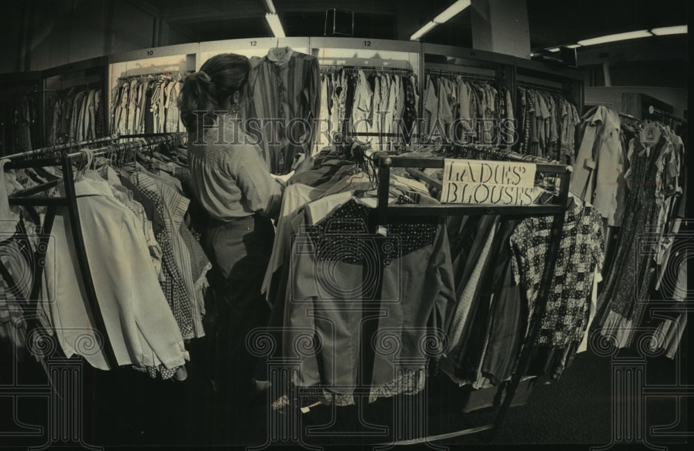 1983 Press Photo Penny Wise Shop, secondhand clothes in thrift shop - mjb83750 - Historic Images