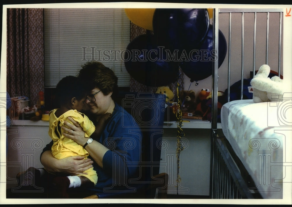 1994 Press Photo Lori Kaluzny with her foster son Dante Howard at hospital - Historic Images