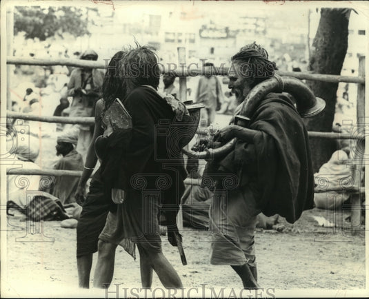 1968 Press Photo A Sadhu, holy man in India, speaking to pilgrims in Haridwar - Historic Images