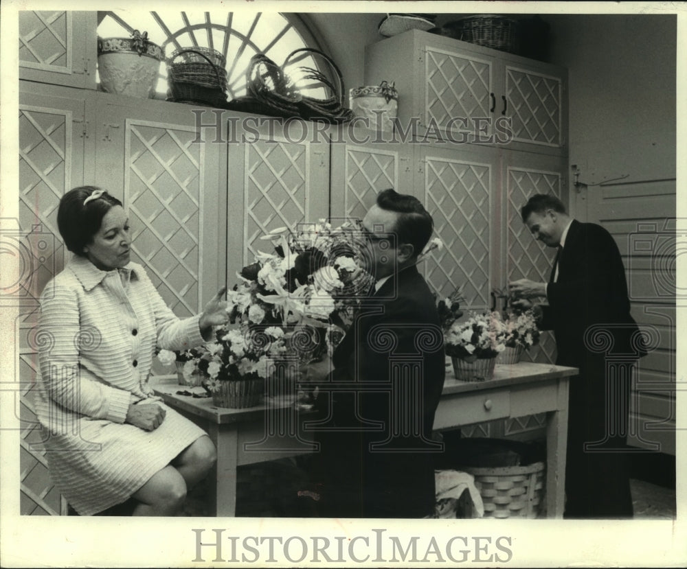 1967 Press Photo White House florist Jimmy Nelson has approval from Mrs. Kaltman - Historic Images