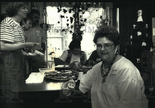 1991 Bernardine Juno holds ornament at Christmas in July event. - Historic Images