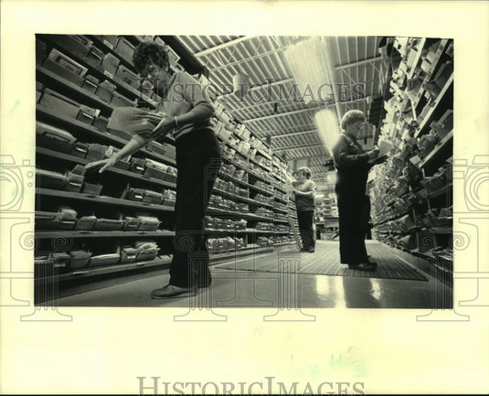 1987 Women filled seed orders at J.W. Jung Seed Co. in Randolph - Historic Images