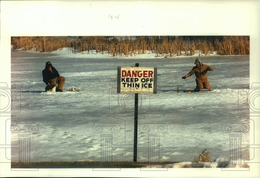 1994 Press Photo Two ice fishers on lake at Juneau Lagoon Park, Milwaukee - Historic Images
