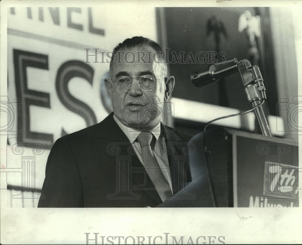 1970 Press Photo Kirk R. Petshek, professor Urban Affairs and Business Admin UWM - Historic Images