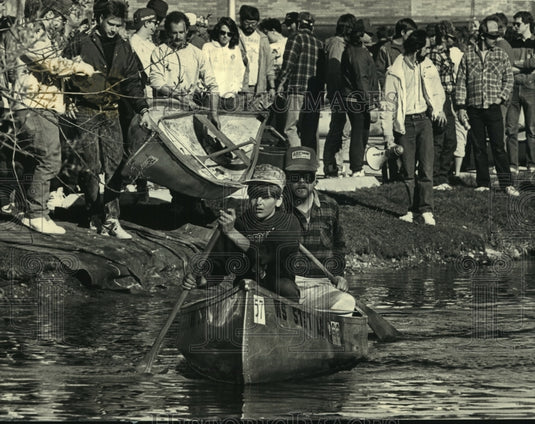 1988 Press Photo Two canoeists in the 15th annual Pewaukee River Run, Wisconsin - Historic Images