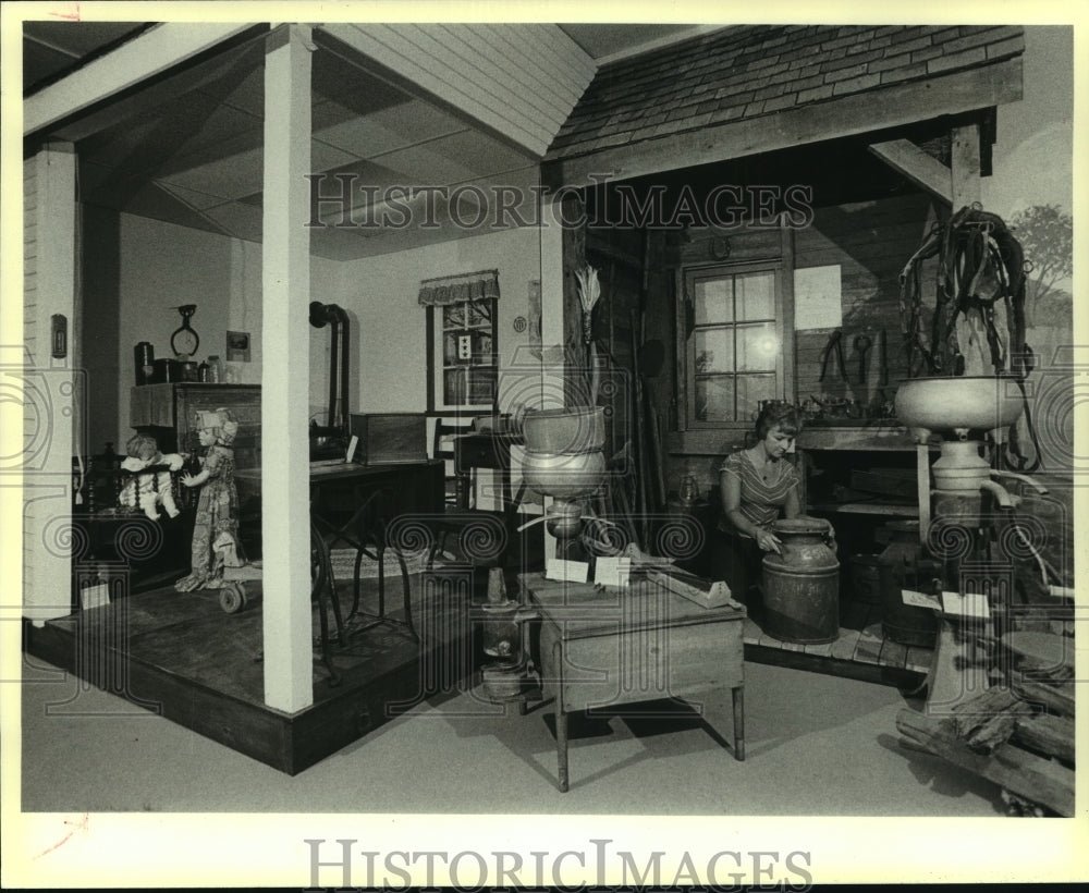 1980 Press Photo Carol Schier in historic farm house, Pewaukee, Wisconsin - Historic Images