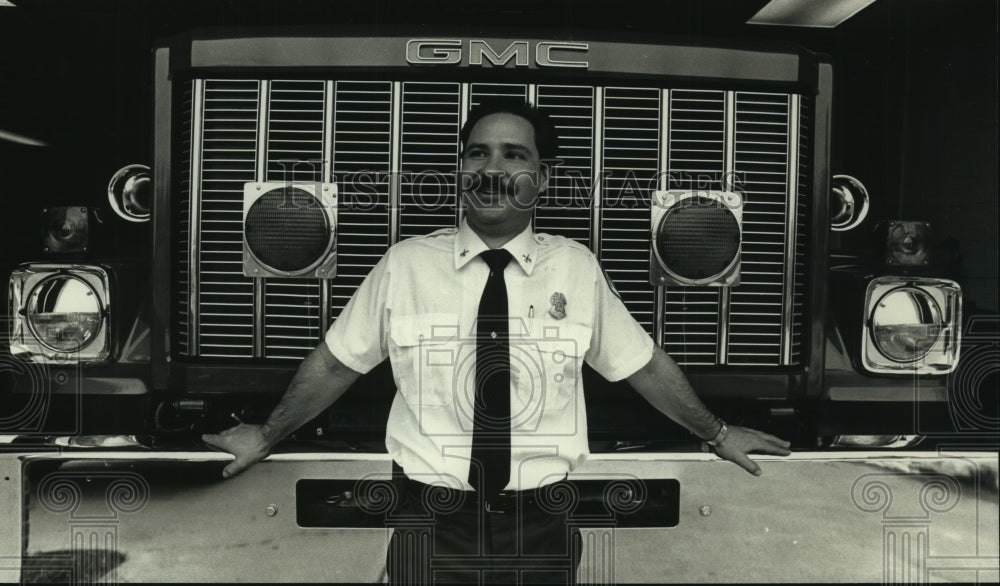 1989 Press Photo Lloyd Picart in front of a Muskego Fire Department truck - Historic Images