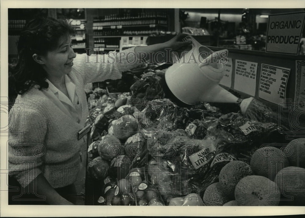 1990 Press Photo East Side Pick'n Save employee Robin Hoener freshens produce - Historic Images