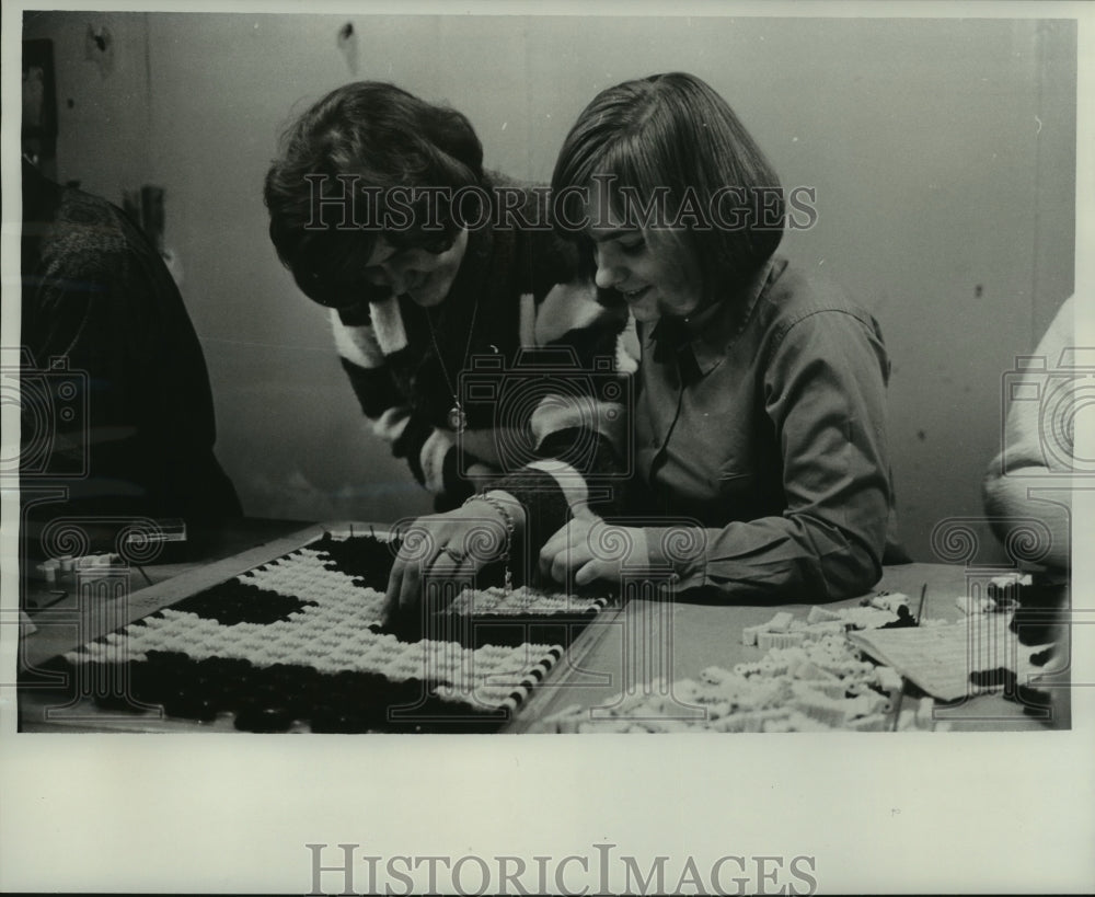 1966 Press Photo Darlene Nelson and Margo Brzezinski make floor mats for Laco. - Historic Images