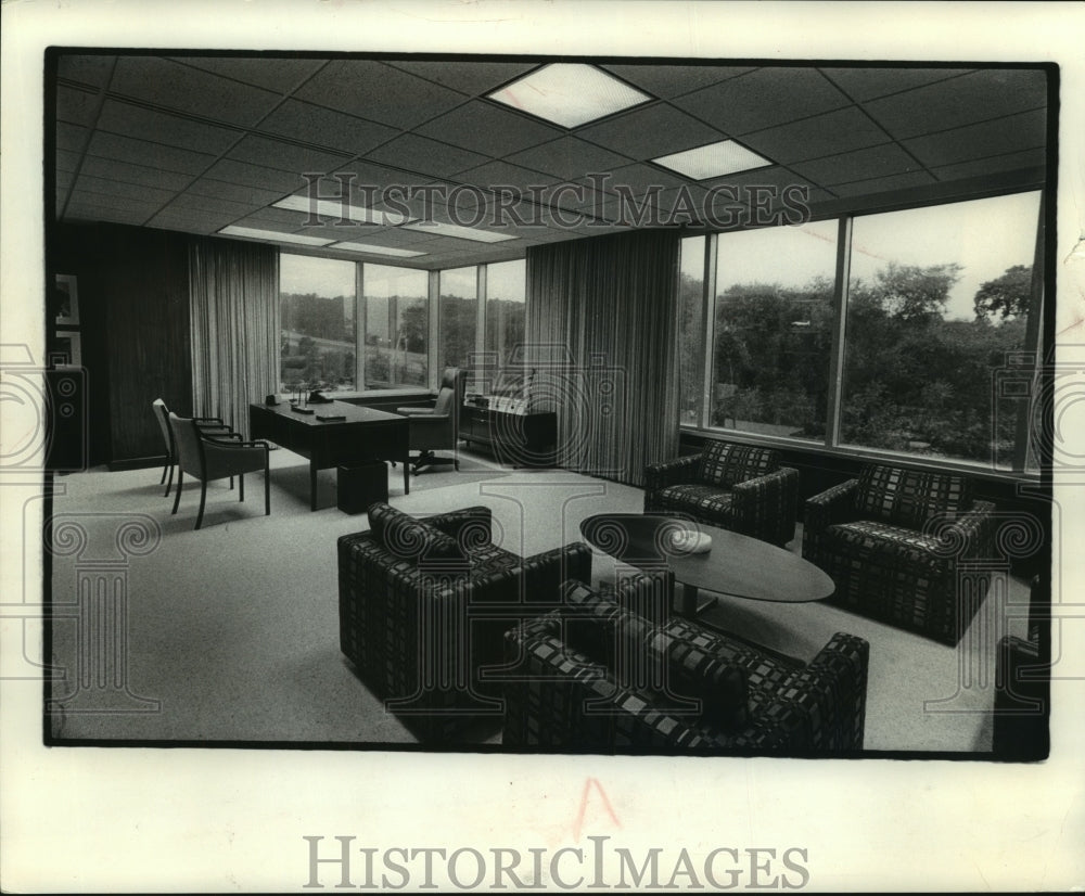 1975 Press Photo Henry Harnischfeger&#39;s office in Bishop Woods, Brookfield - Historic Images