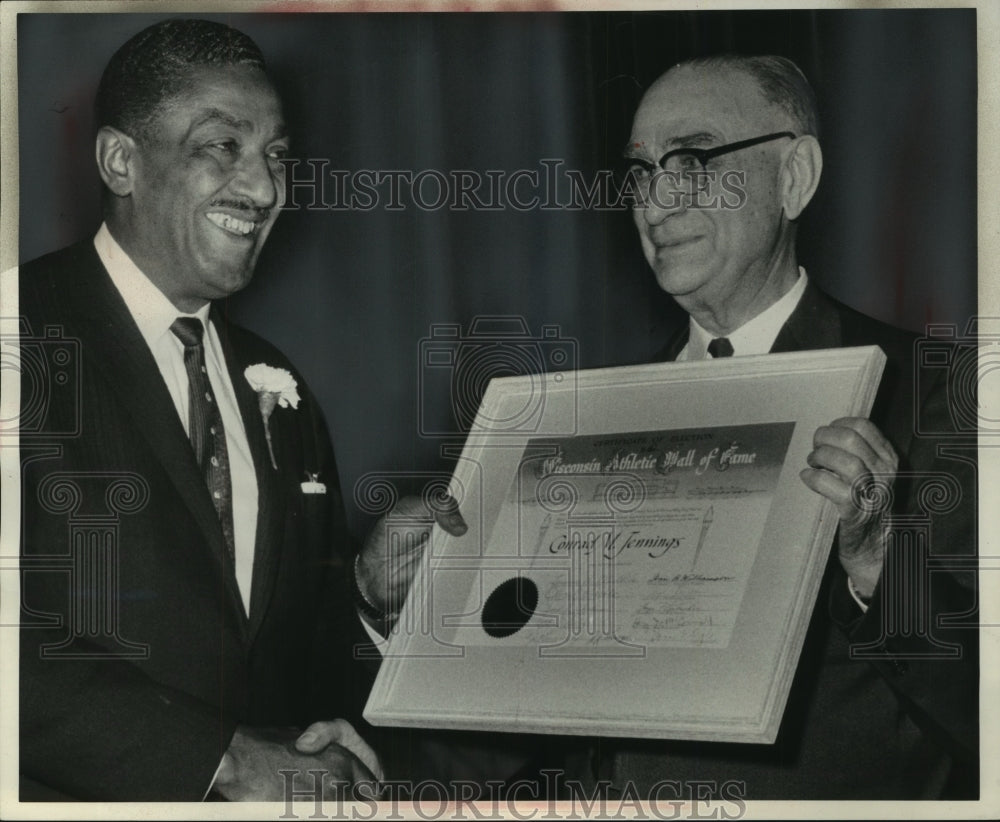 1959 Press Photo Con Jennings receiving certificate into Wisconsin Hall of Fame-Historic Images