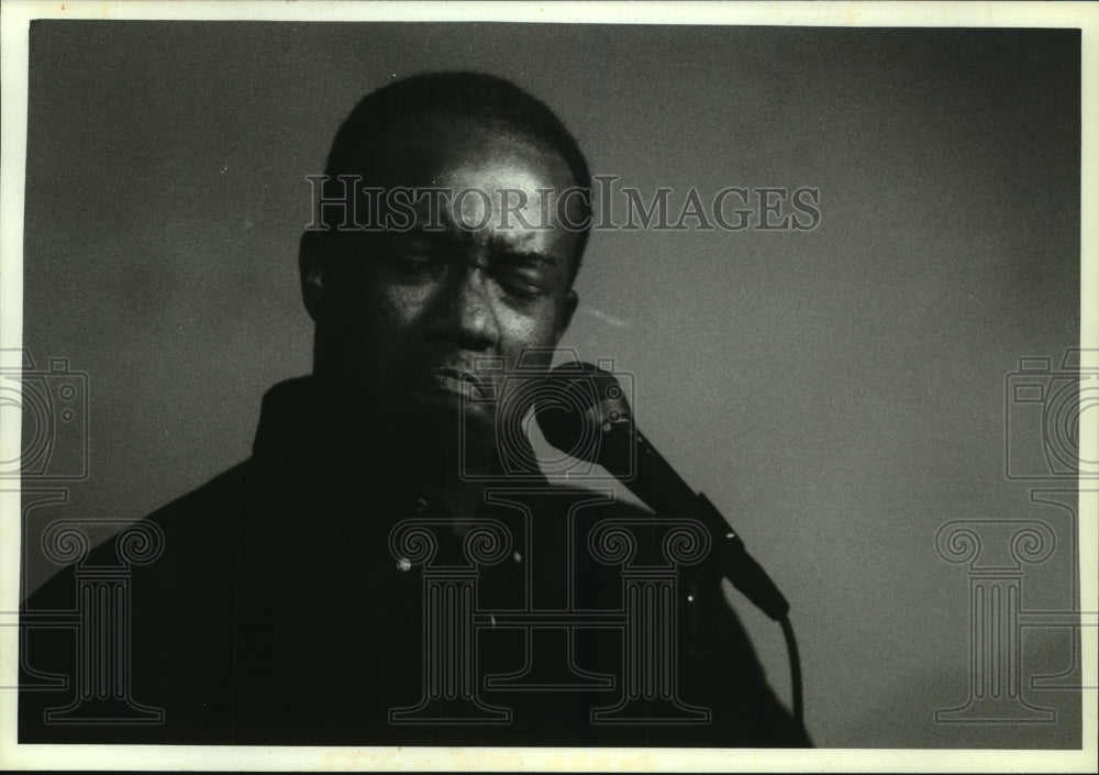 1993 Press Photo Kelly Kendricks performing a comedic act about Mom - mjb84093 - Historic Images