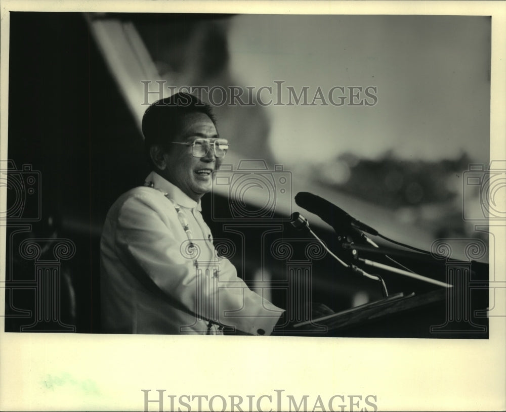 1986 Press Photo President Ferdinand Marcos speaking in Lipa, south of Manila. - Historic Images
