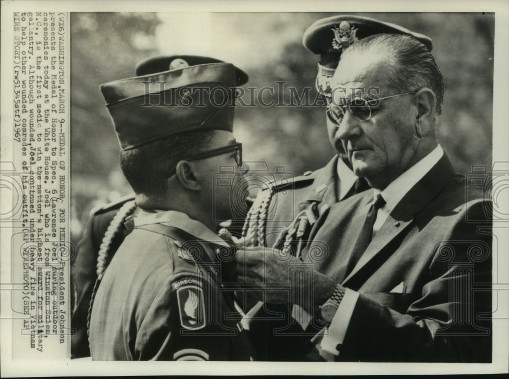 1967 Press Photo President Johnson pins Medal of Honor on Spec. 6 Lawrence Joel- Historic Images