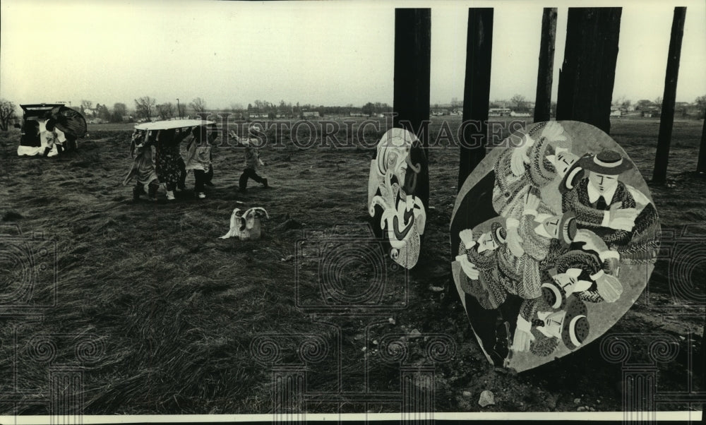 1991 Press Photo Ixonia, Wisconsin elementary students place artwork near school - Historic Images