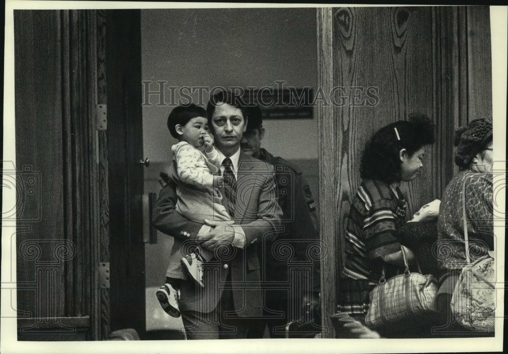 1991 Press Photo Donald Jewell carries his son in courtroom - mjb84152 - Historic Images