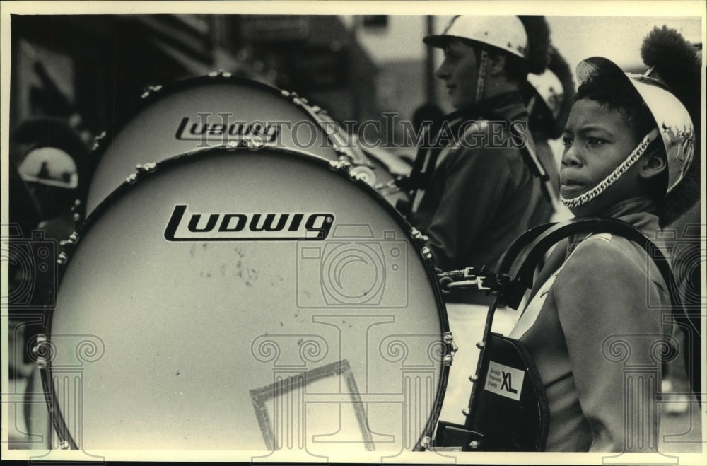 1986 Press Photo Maurice Bogan played drums in Juneteenth Day Parade. - Historic Images