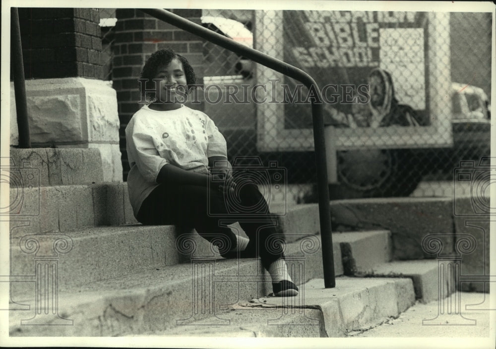 1989 Press Photo a happy Trina Smith on the steps at St. Marcus Lutheran School. - Historic Images