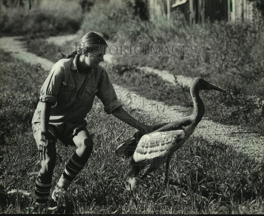 1981 Susan Rogers grabs Siberian Crane at International Foundation - Historic Images
