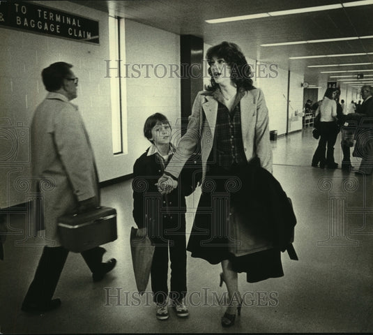 1980 Debra Kemp & son Christopher at Mitchell Field, Wisconsin - Historic Images