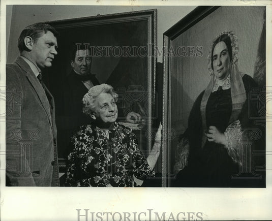 1971 Press Photo Mrs. Walter Just donates portraits to Historical Society. - Historic Images