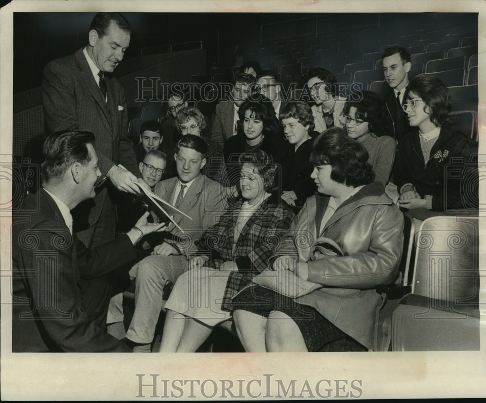 1962 Press Photo Two Milwaukee executives share business pointers with students. - Historic Images