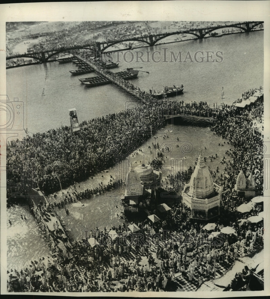 1950 Aerial view of thousands of Hindus- India-Historic Images