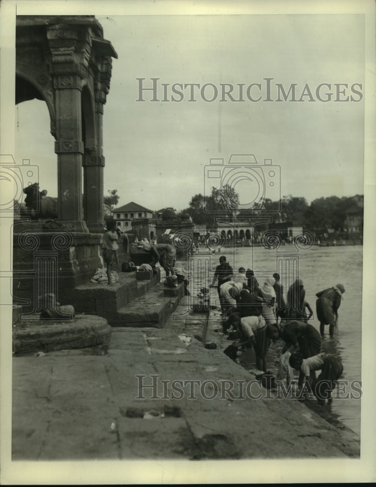1936 Press Photo Washing clothes in the Ganges River in Delhi, India - mjb84371- Historic Images