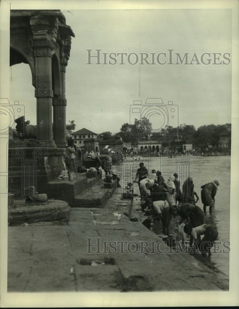 1936 Press Photo Washing clothes in the Ganges River in Delhi, India - mjb84371- Historic Images