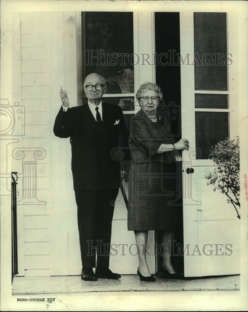 1972 Press Photo Trumans at their front door Independence, Mo. - mjb84452 - Historic Images