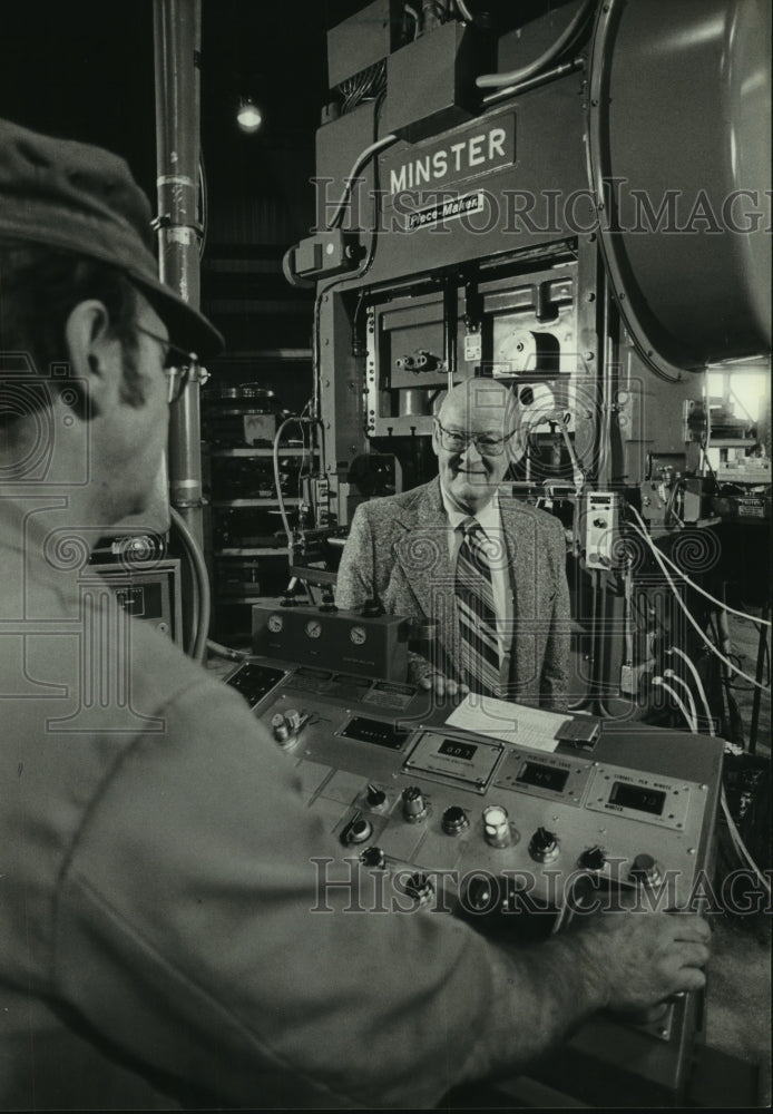 1983 Press Photo Ernest Davis president KMC Stampings, Port Washington - Historic Images