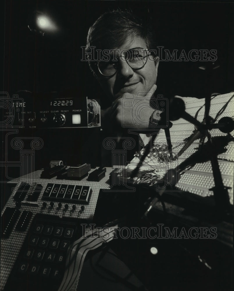 1983 Press Photo Stanley Pizak, president of Pensar Corp. in Appleton - Historic Images