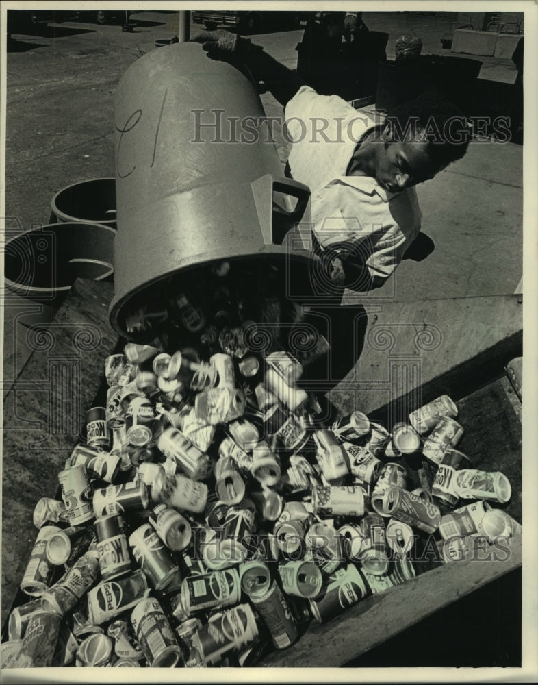 1987 Press Photo Worker at Peltz Bros. Corp., a Milwaukee recycling company - Historic Images