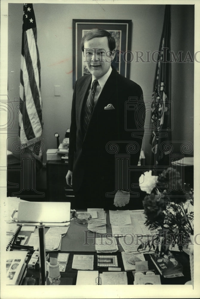 1985 Press Photo Alderman John Kalwitz in his office. - mjb84512 - Historic Images