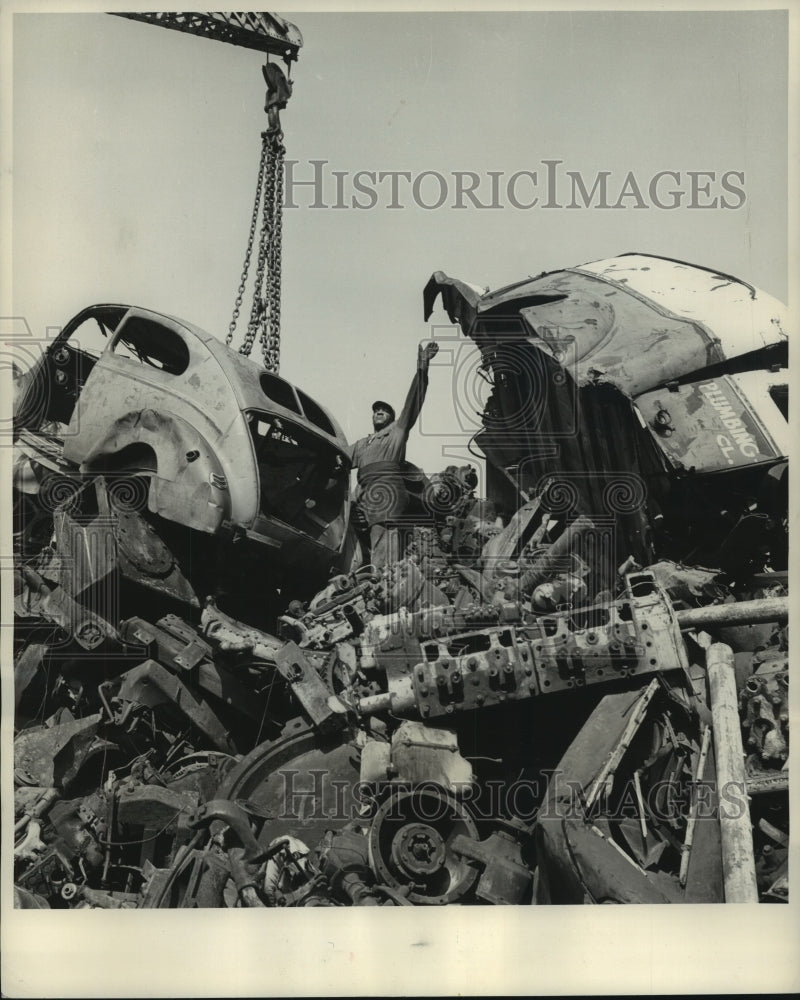 1955 Press Photo Worker moving scrapped autos at Klempner&#39;s, Milwaukee- Historic Images