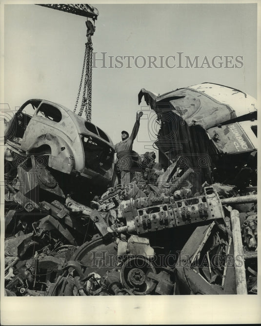 1955 Press Photo Worker moving scrapped autos at Klempner's, Milwaukee- Historic Images