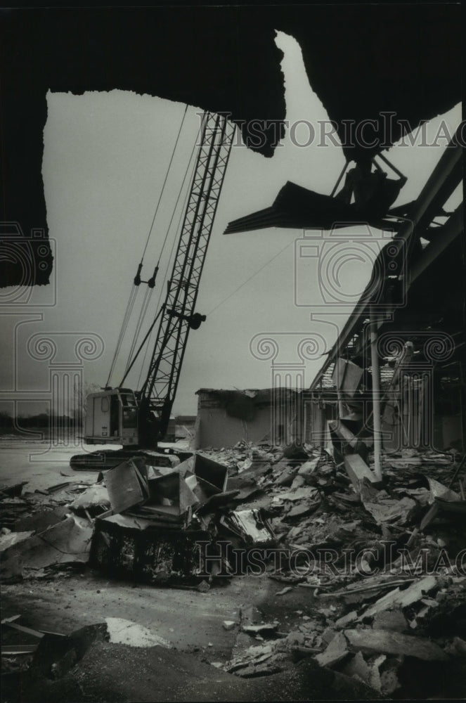 1994 Press Photo Howell Plaza (Oak Creek, WI) being razed for new Mega Foods - Historic Images