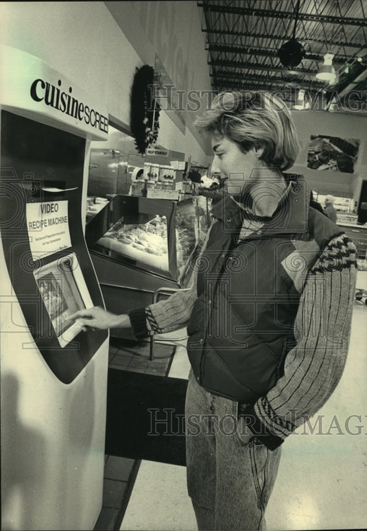 1987 Press Photo Nina Vitek uses first Cuisine Screen at Pick 'N Save, Milwaukee - Historic Images